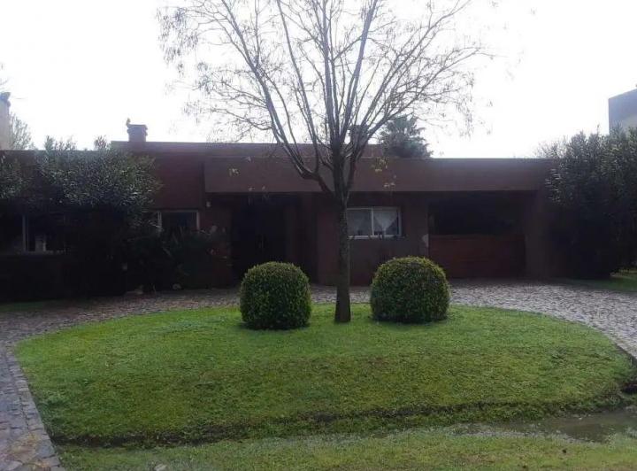 Casa · 245m² · 5 Ambientes · 1 Cochera