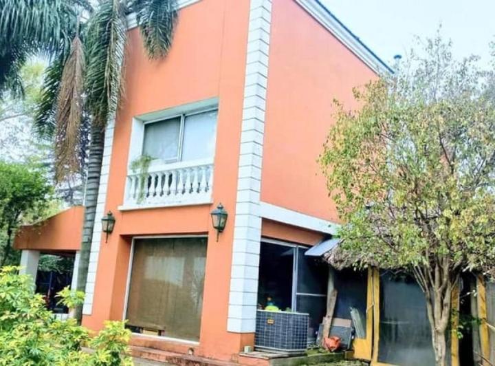 Casa · 300m² · 5 Ambientes · 4 Cocheras