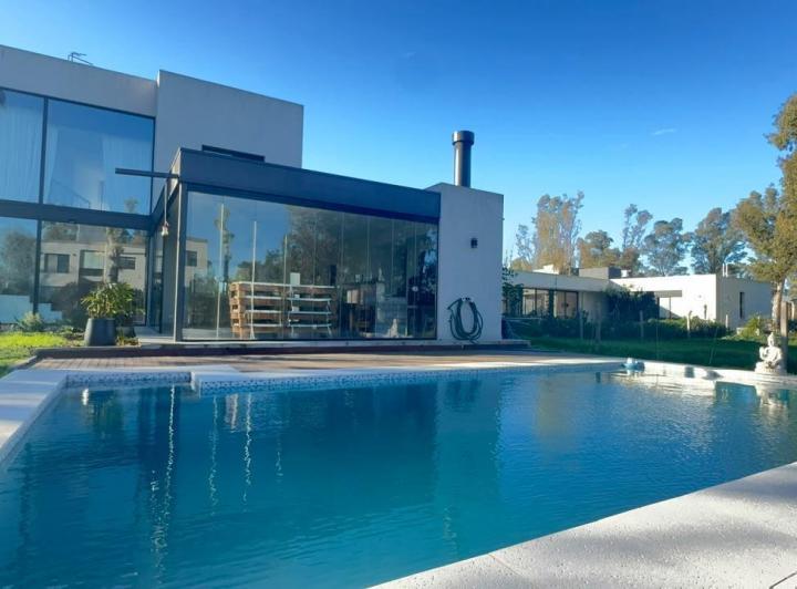 Casa · 202m² · 6 Ambientes · 2 Cocheras