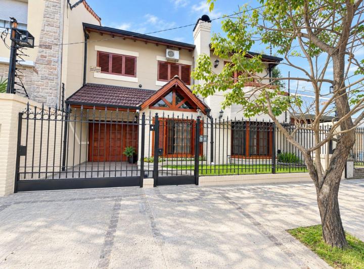 Casa · 126m² · 5 Ambientes · 2 Cocheras