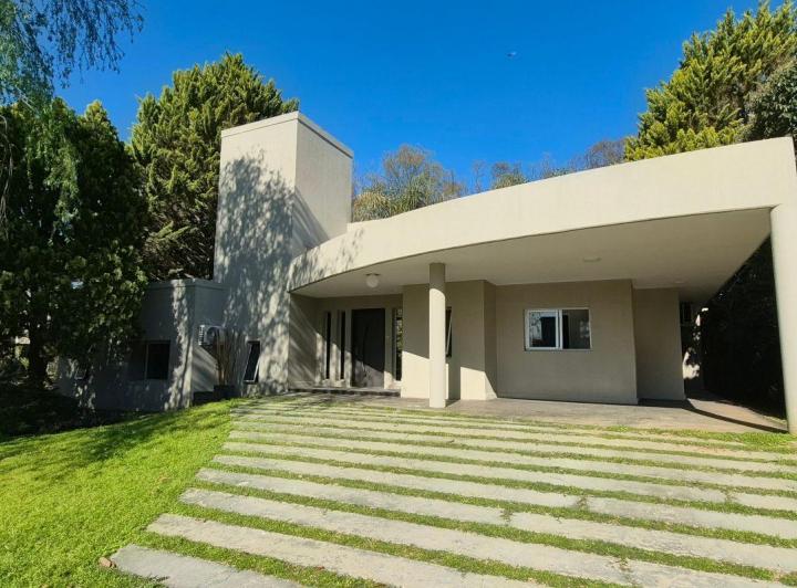Casa · 168m² · 5 Ambientes · 2 Cocheras