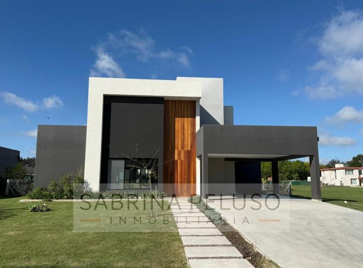 Casa · 209m² · 4 Ambientes · 1 Cochera