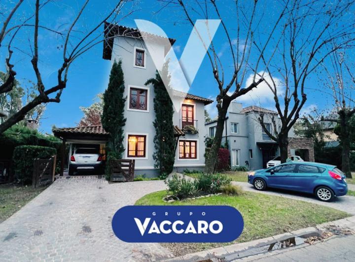 Casa · 180m² · 5 Ambientes · 3 Cocheras