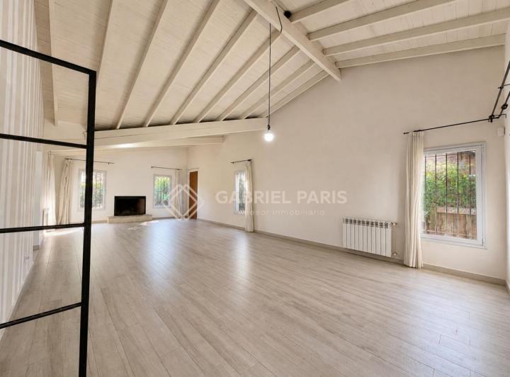 Casa · 220m² · 4 Ambientes · 3 Cocheras