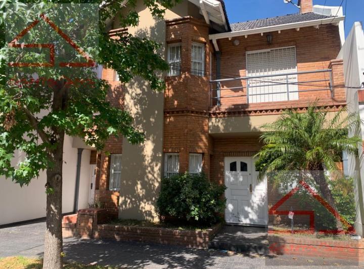 Casa · 245m² · 5 Ambientes · 2 Cocheras