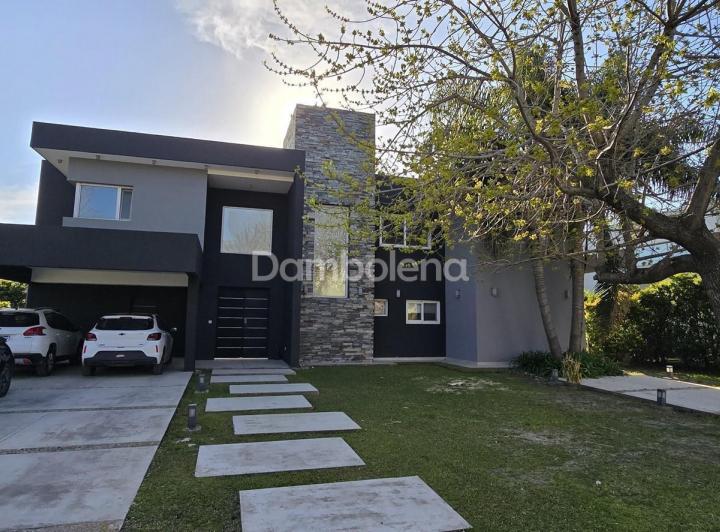 Casa · 327m² · 5 Ambientes · 2 Cocheras