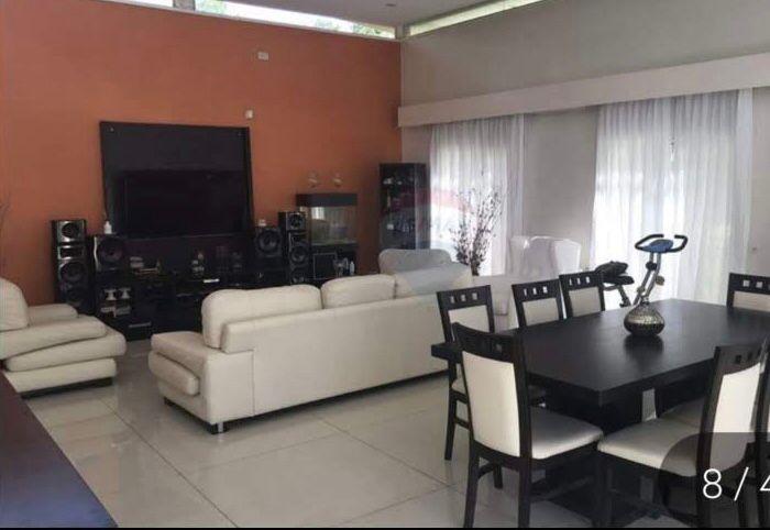Casa · 250m² · 4 Ambientes · 3 Cocheras