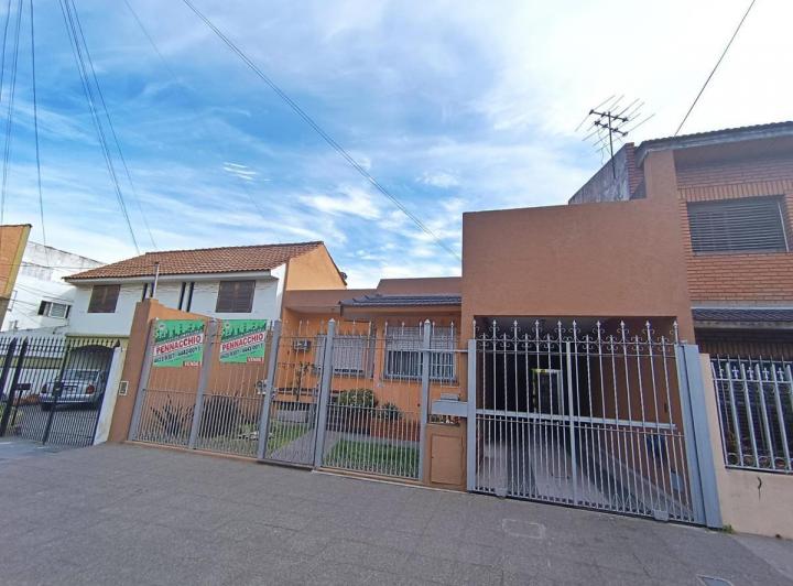 Casa · 240m² · 4 Ambientes · 2 Cocheras