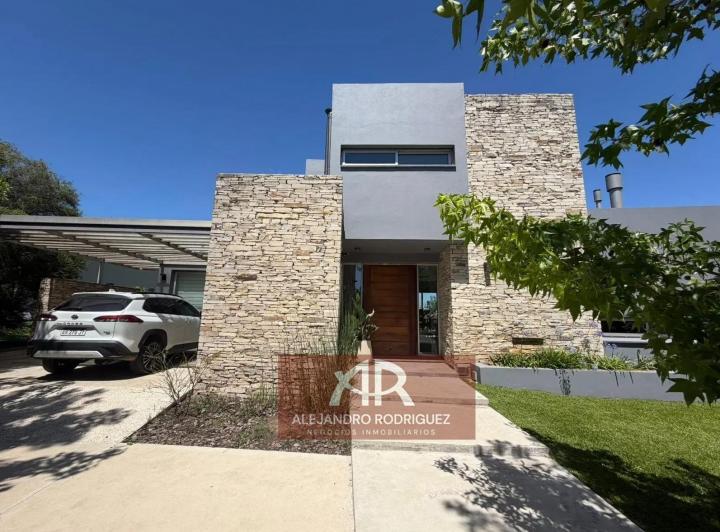 Casa · 229m² · 5 Ambientes · 2 Cocheras