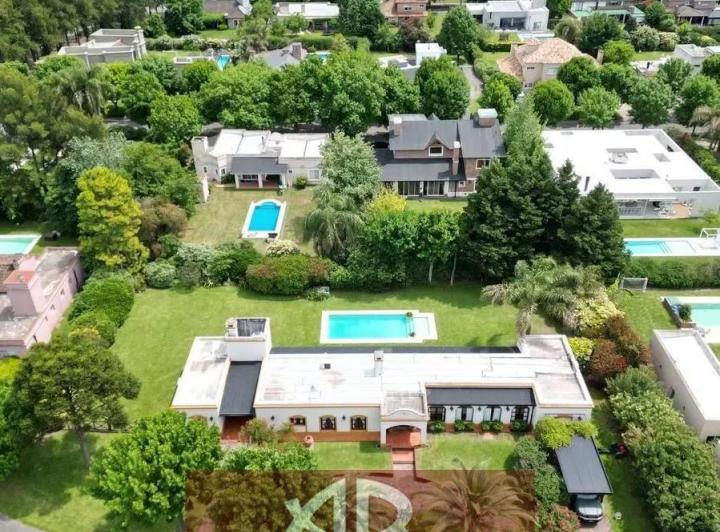 Casa · 255m² · 5 Ambientes · 4 Cocheras
