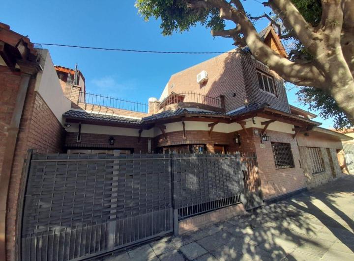 Casa · 227m² · 5 Ambientes · 1 Cochera