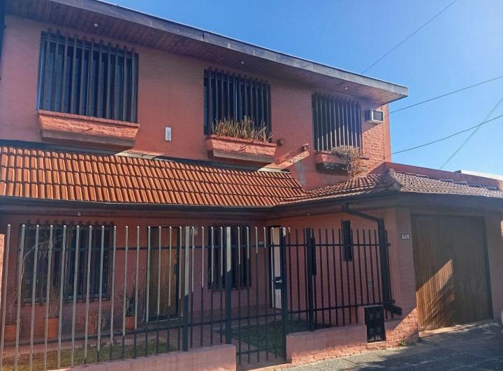 Casa · 210m² · 5 Ambientes · 2 Cocheras