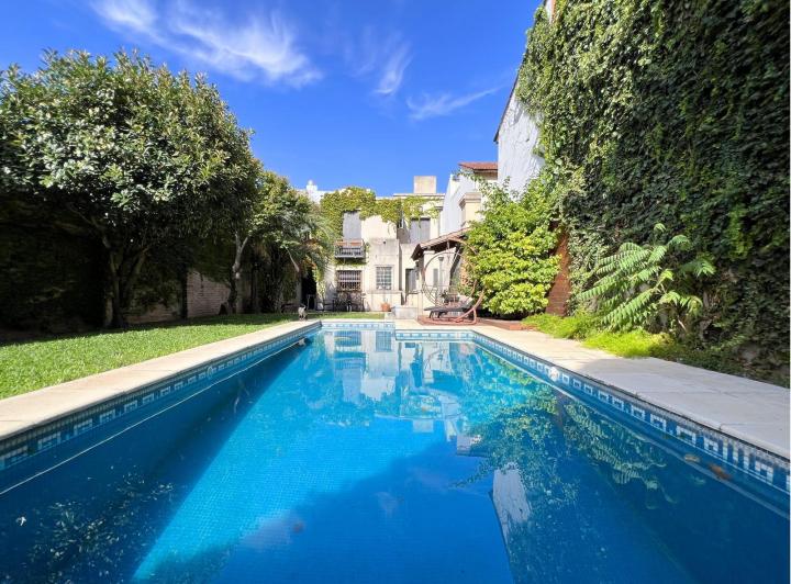 Casa · 696m² · 4 Ambientes · 2 Cocheras