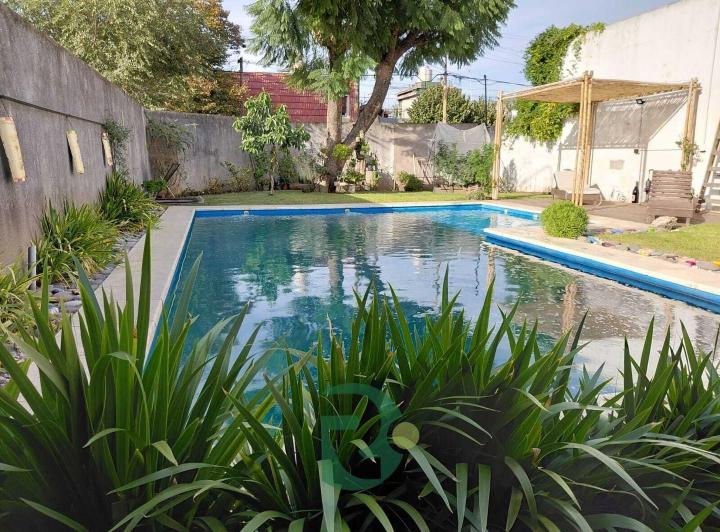 Casa · 302m² · 6 Ambientes · 2 Cocheras