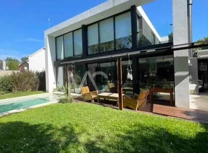 Casa · 170m² · 4 Ambientes · 2 Cocheras