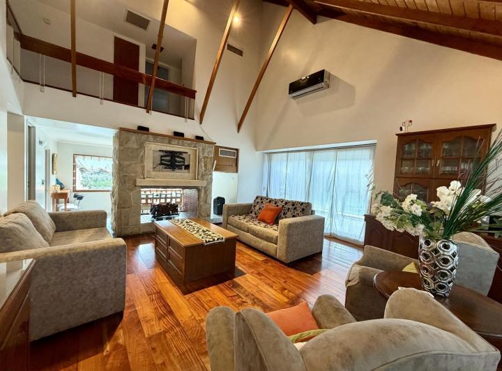 Casa · 335m² · 11 Ambientes · 4 Cocheras