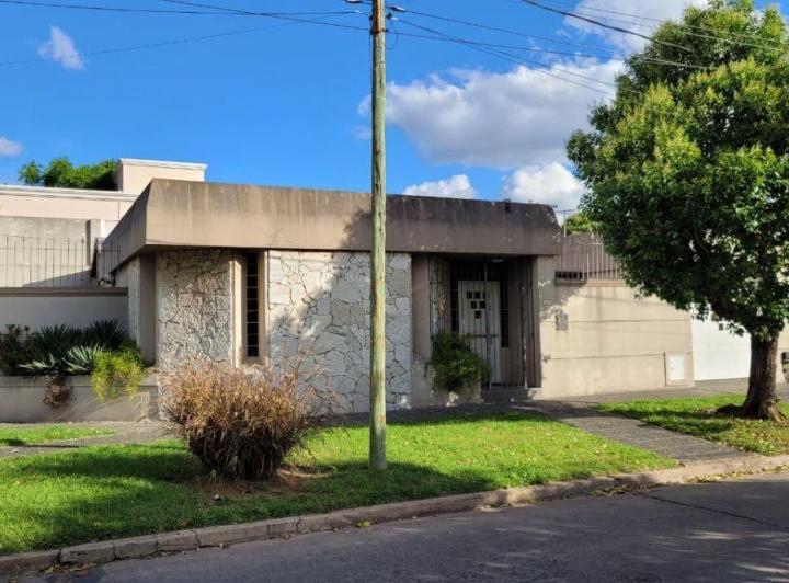 Casa · 180m² · 4 Ambientes · 2 Cocheras
