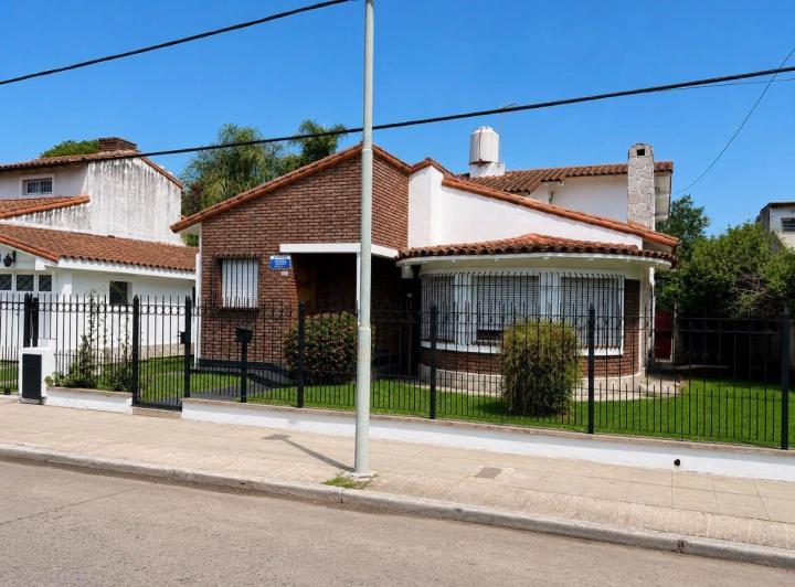 Casa · 200m² · 5 Ambientes · 3 Cocheras