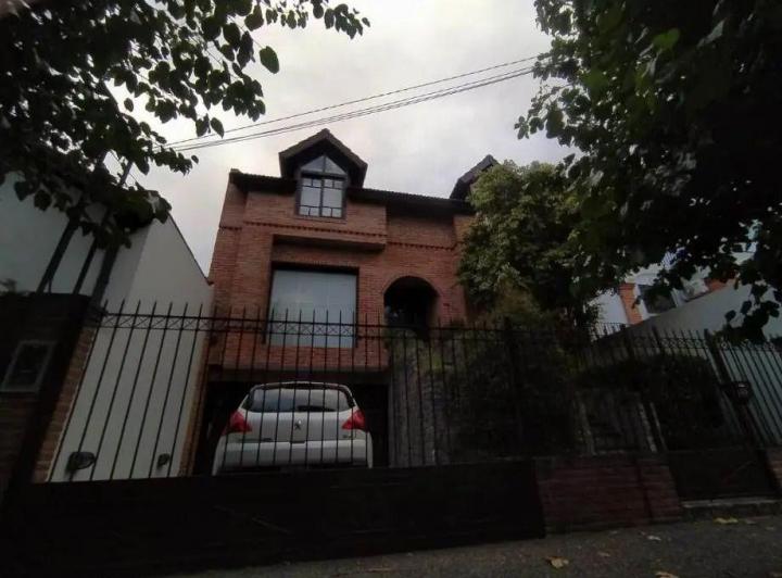 Casa · 330m² · 7 Ambientes · 1 Cochera