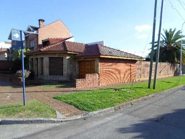 Casa · 240m² · 3 Ambientes · 1 Cochera