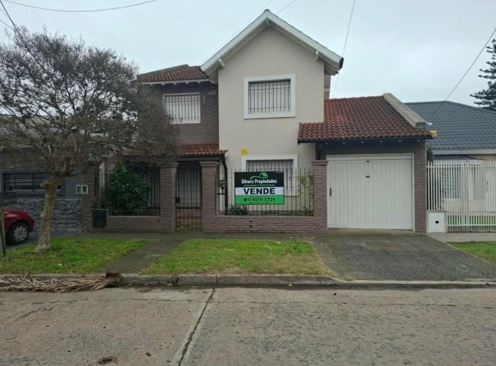 Casa · 250m² · 5 Ambientes · 3 Cocheras