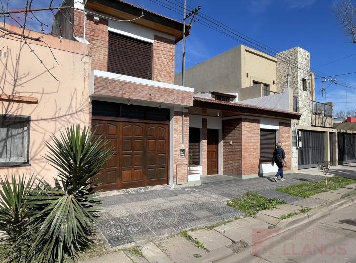 Casa · 200m² · 6 Ambientes · 1 Cochera