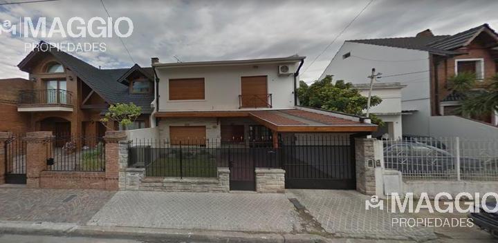 Casa · 260m² · 4 Ambientes · 1 Cochera