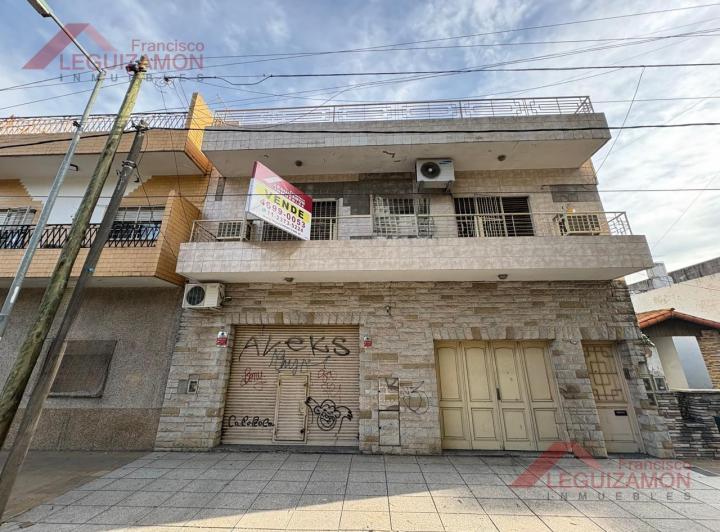 Casa · 300m² · 6 Ambientes · 1 Cochera