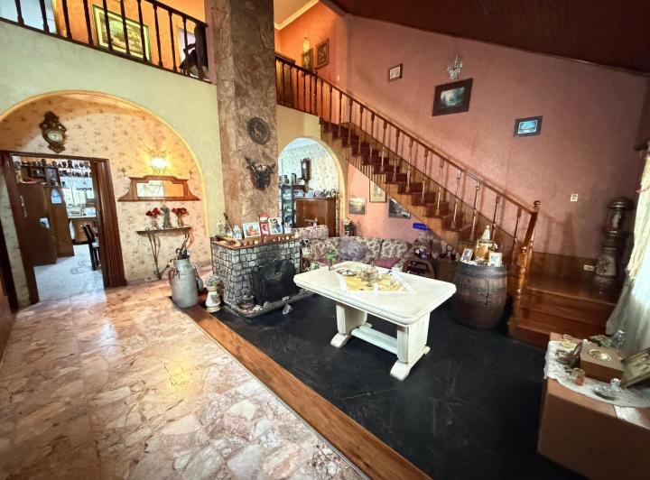 Casa · 230m² · 5 Ambientes · 1 Cochera