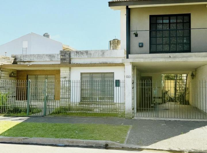 Casa · 121m² · 4 Ambientes · 2 Cocheras