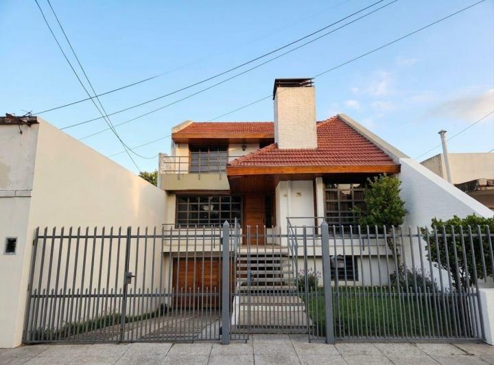 Casa · 200m² · 5 Ambientes · 1 Cochera