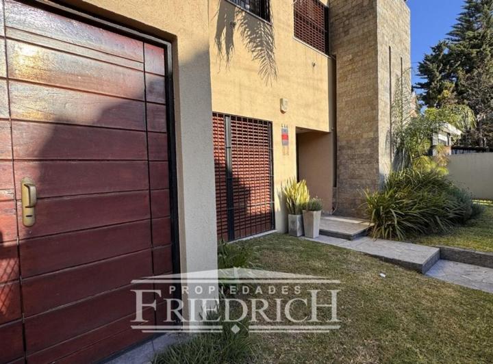 Casa · 300m² · 6 Ambientes · 3 Cocheras