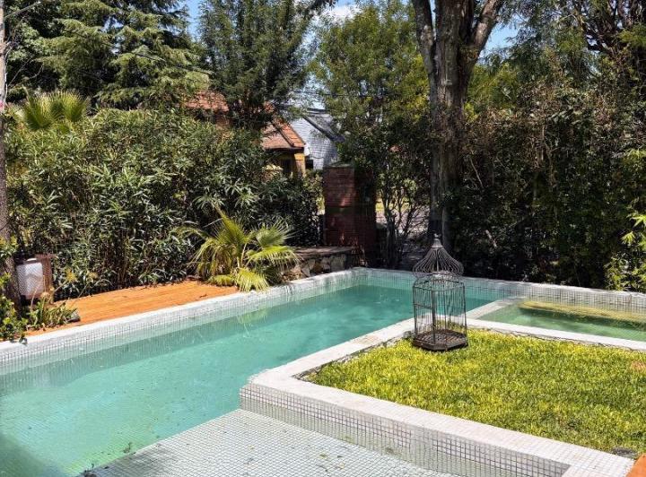 Casa · 240m² · 5 Ambientes · 2 Cocheras