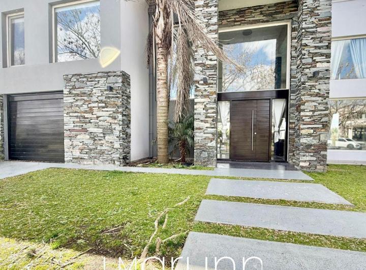 Casa · 3000m² · 6 Ambientes · 2 Cocheras