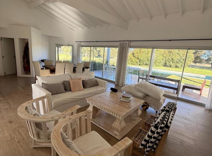 Casa · 178m² · 8 Ambientes · 1 Cochera