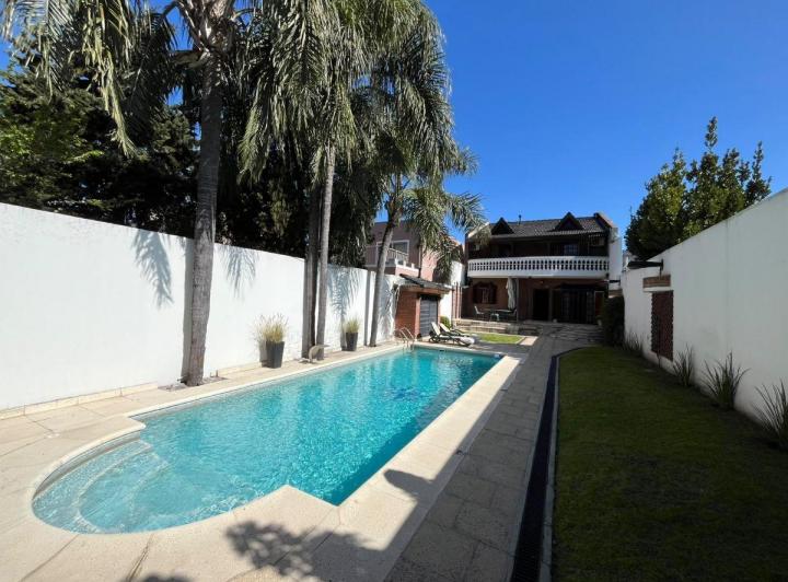 Casa · 180m² · 5 Ambientes · 3 Cocheras