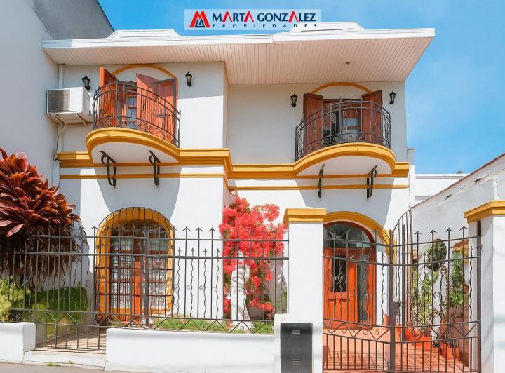 Casa · 200m² · 5 Ambientes