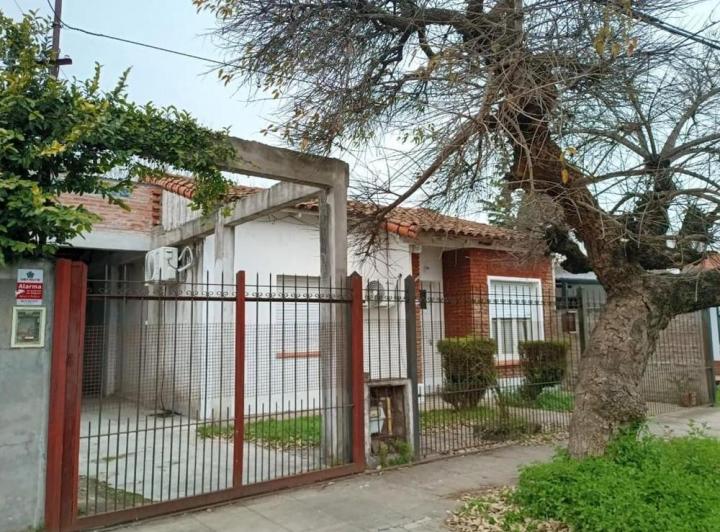 Casa · 50m² · 4 Ambientes · 5 Cocheras