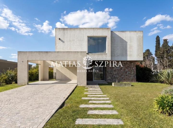 Casa · 205m² · 5 Ambientes · 2 Cocheras
