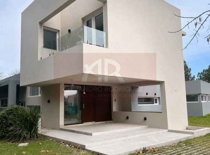 Casa · 217m² · 5 Ambientes · 4 Cocheras