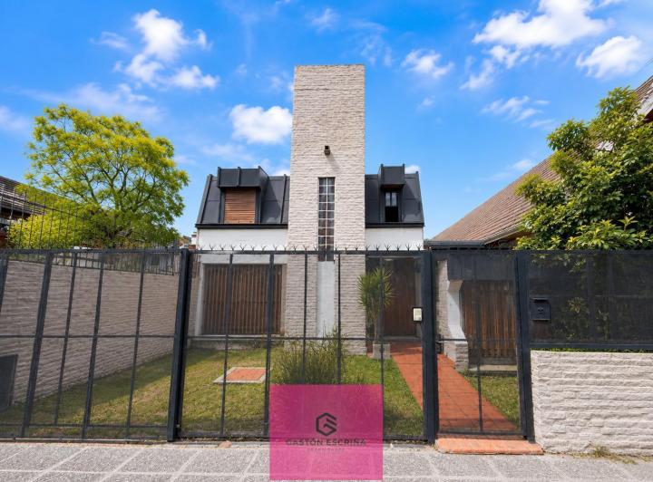 Casa · 220m² · 5 Ambientes · 3 Cocheras