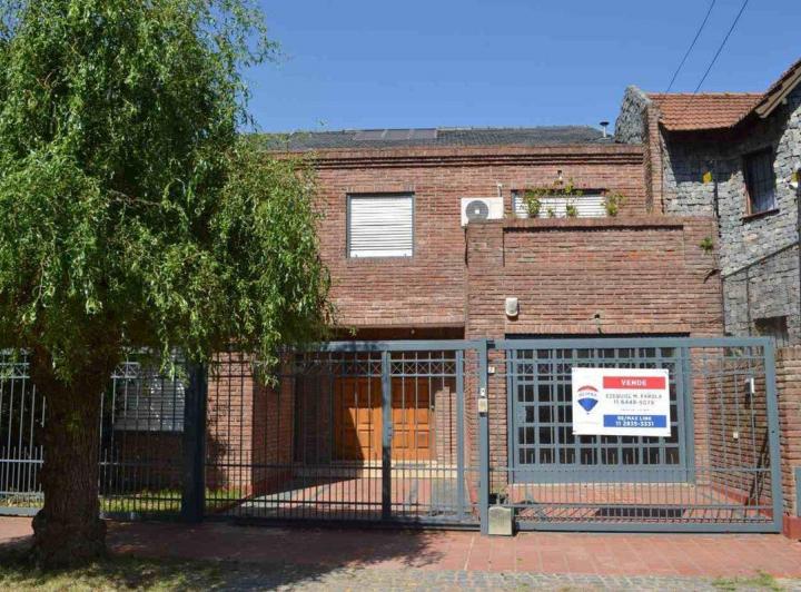 Casa · 240m² · 7 Ambientes · 1 Cochera