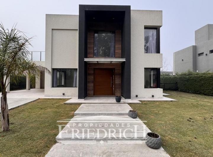 Casa · 270m² · 4 Ambientes · 5 Cocheras