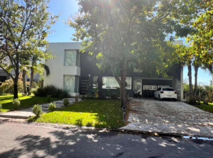 Casa · 360m² · 6 Ambientes · 2 Cocheras
