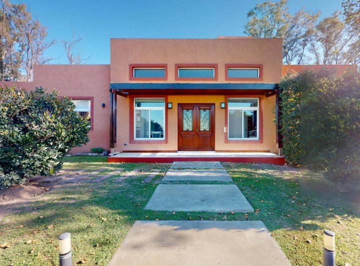 Casa · 254m² · 5 Ambientes · 2 Cocheras