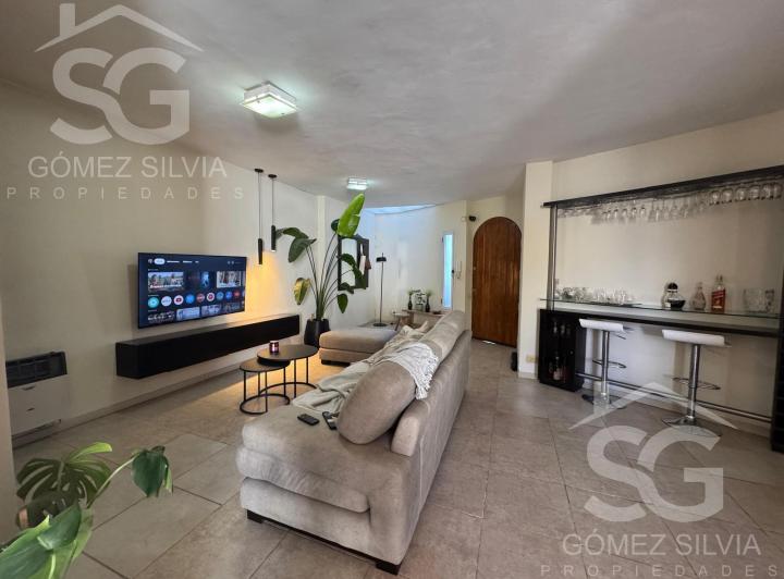 Casa · 244m² · 6 Ambientes · 3 Cocheras