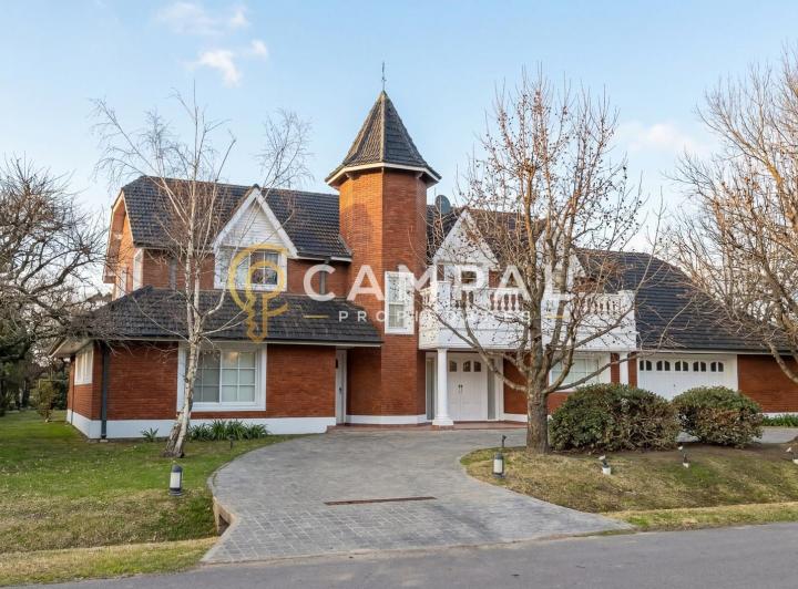 Casa · 370m² · 6 Ambientes · 1 Cochera