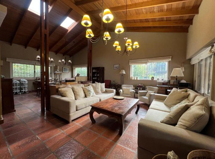 Casa · 260m² · 5 Ambientes · 2 Cocheras