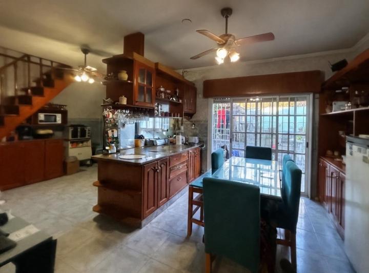 Casa · 220m² · 5 Ambientes · 1 Cochera