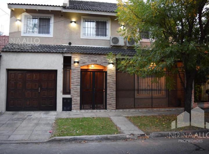Casa · 250m² · 6 Ambientes · 2 Cocheras